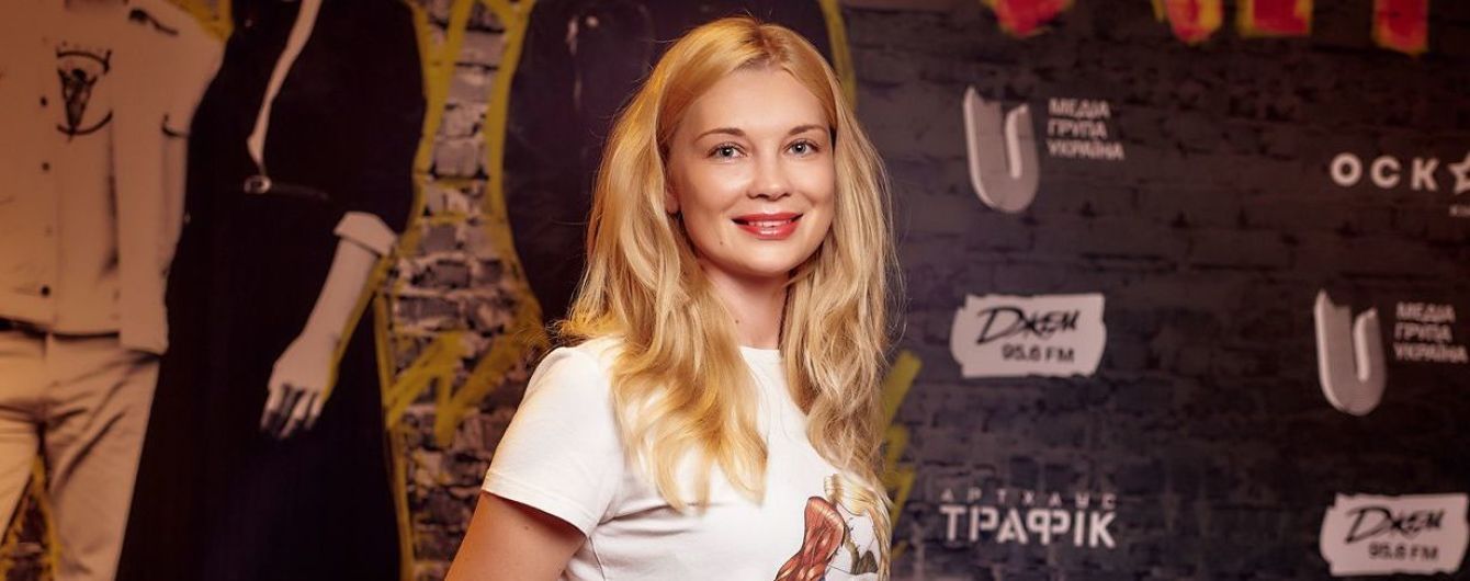 Зірки у кінотеатрі: Лідія Таран у білій футболці, Діва Монро у яскравих штанах