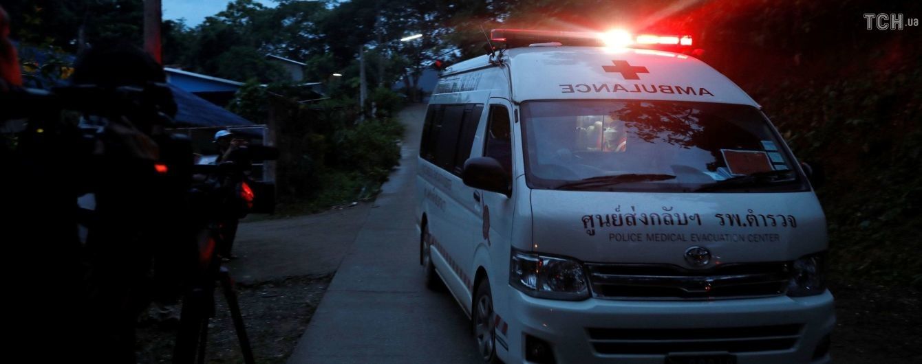 Батькам визволених із тайської печери дітей досі не дозволили з ними побачитись