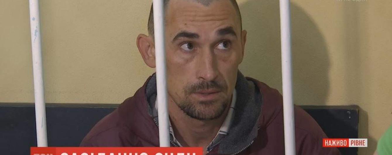 Мужчина, которого подозревают в избиении младенца, отрицает вину и обвиняет жену