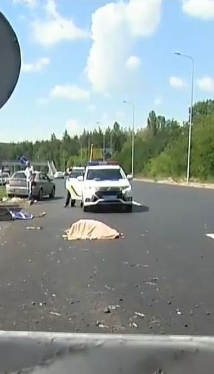 Під Києвом легковик влетів у бригаду дорожників, загинув робітник