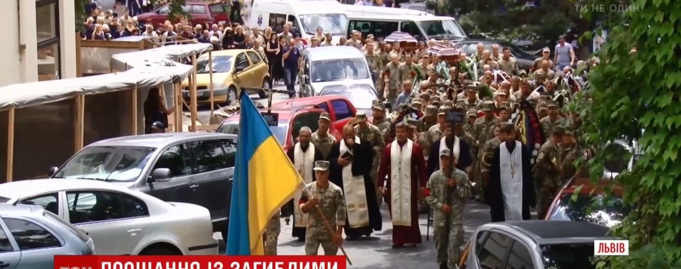 На Закарпатті поховали жертв трагедії на Рівненському полігоні