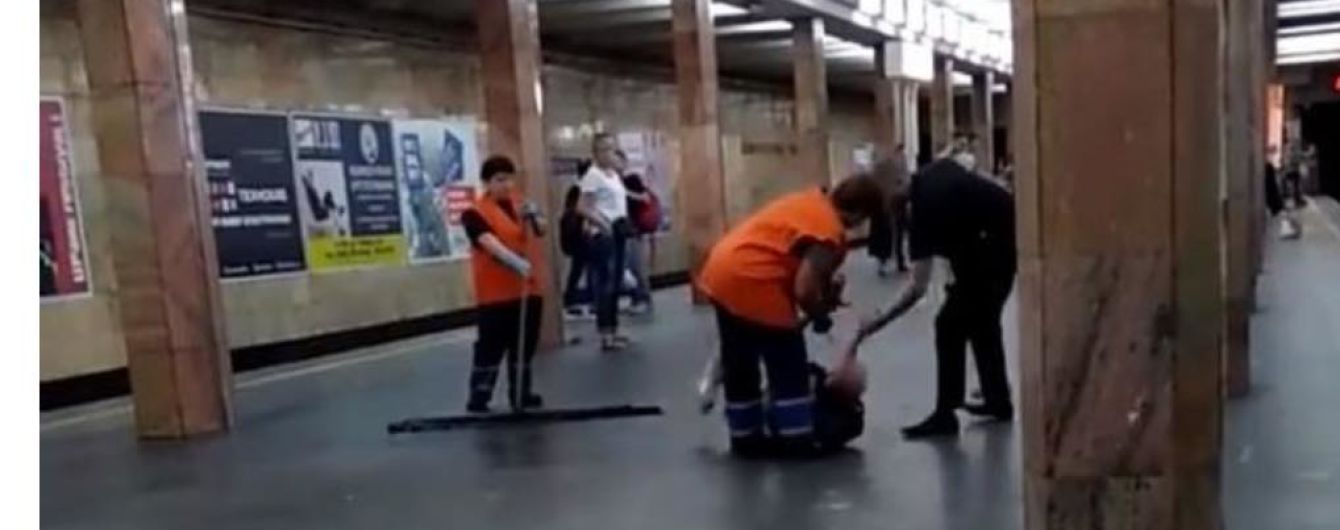 Щодо поліцейського, який побив чоловіка у метро в Києві, почали розслідування