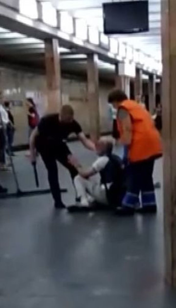 Поліцейському, який у метро побив чоловіка кийком, готують підозру