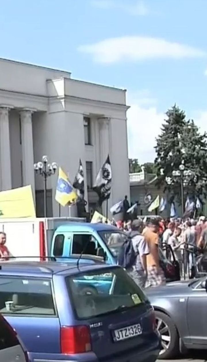 В урядовому кварталі триває протест водіїв "євроблях"