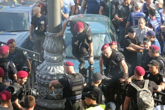Один з "євробляхарів" під час акції під Радою намагався побити депутата, його затримали