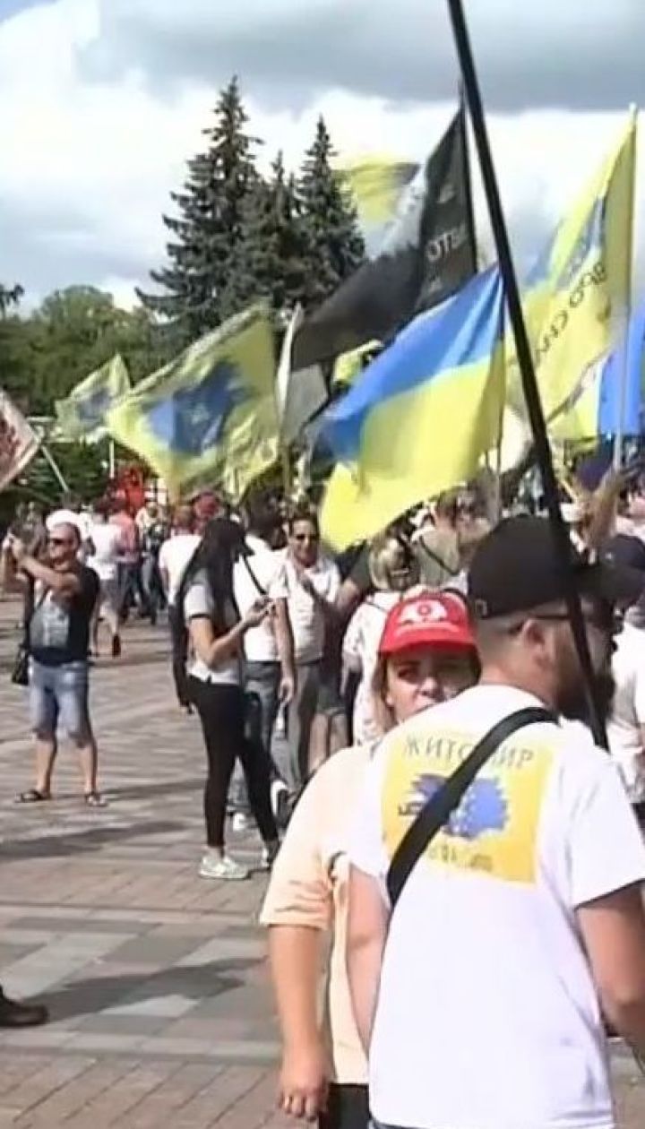 Водії "євроблях" заблокували входи і виходи з Верховної Ради