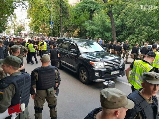 Протест "євробляхарів". Стало відомо, авто якого нардепа могло збити активіста та зламати йому ногу