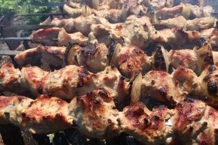 Яд вместо еды в жару: что из привычных продуктов угрожает здоровью украинцев летом