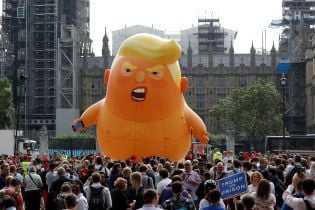 Образливі плакати й 6-метровий надувний Трамп. У Лондоні тисячі людей протестують проти президента США