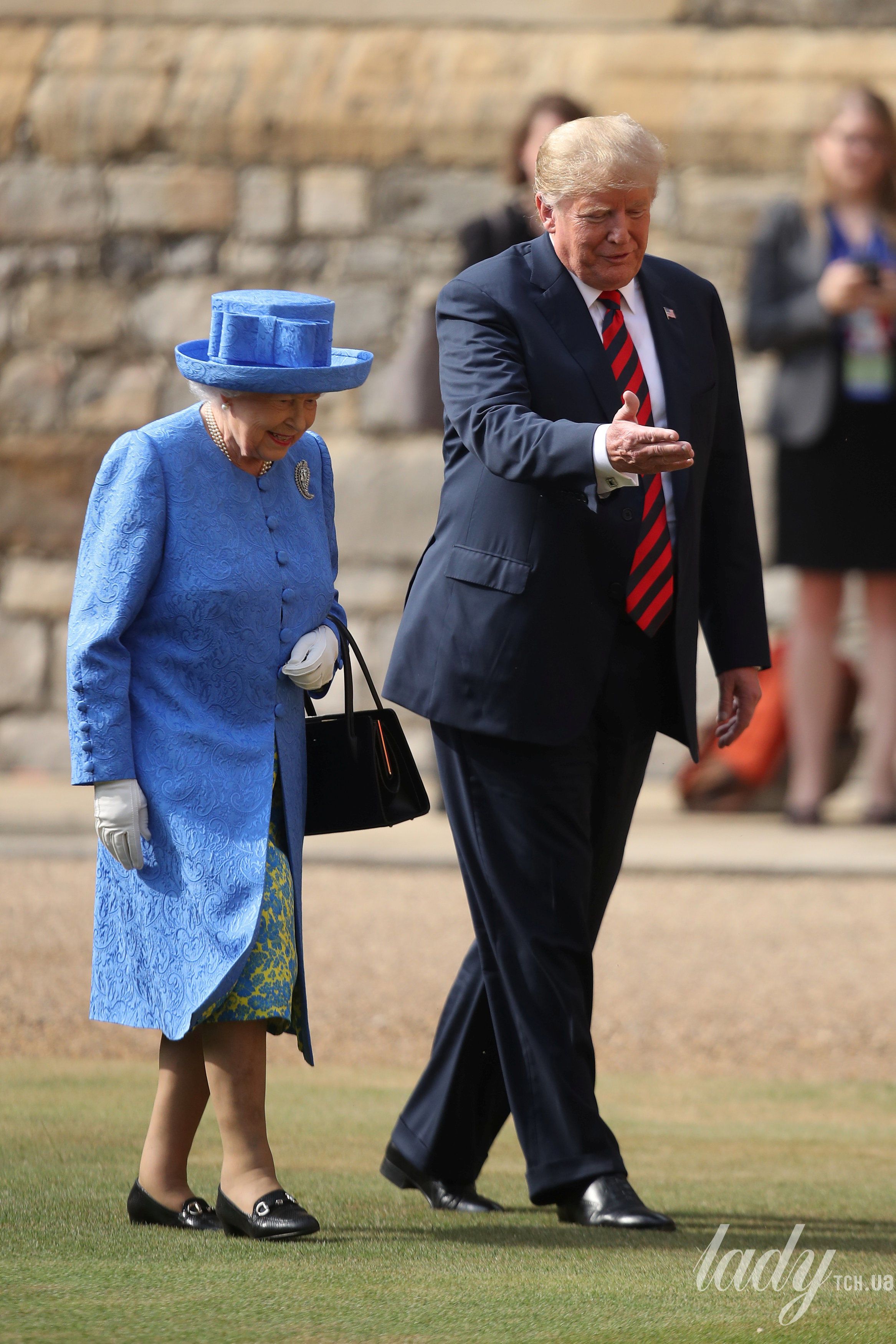 Королева Елизавета II, Мелания Трамп и Дональд Трамп_9