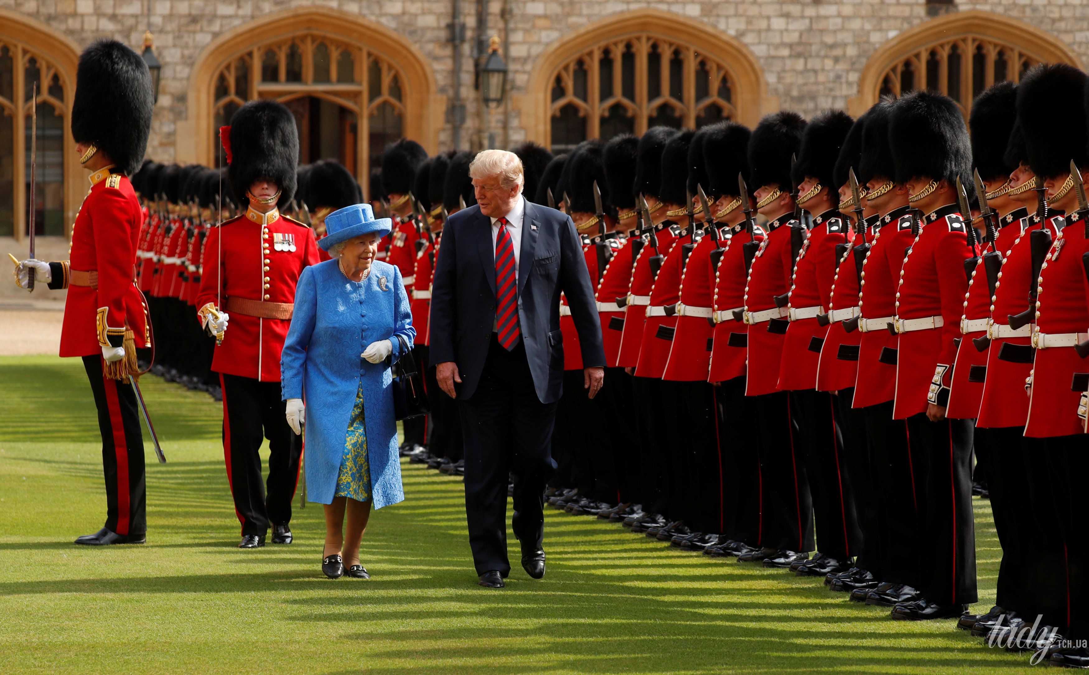Королева Елизавета II, Мелания Трамп и Дональд Трамп_8