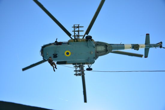 С вертолета прямо на судно: ГПС показала, как украинские военные выполняют опасный "трюк"
