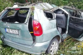 На Львівщині автомобіль з чотирма іноземцями вилетів з мосту і перекинувся
