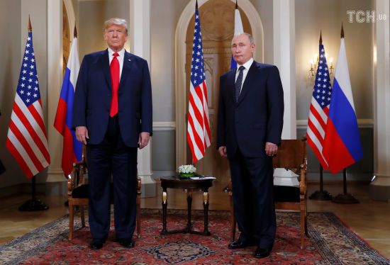 Пронизливі погляди, задоволені обличчя та одиночний пікет: як відбувся саміт Трампа та Путіна