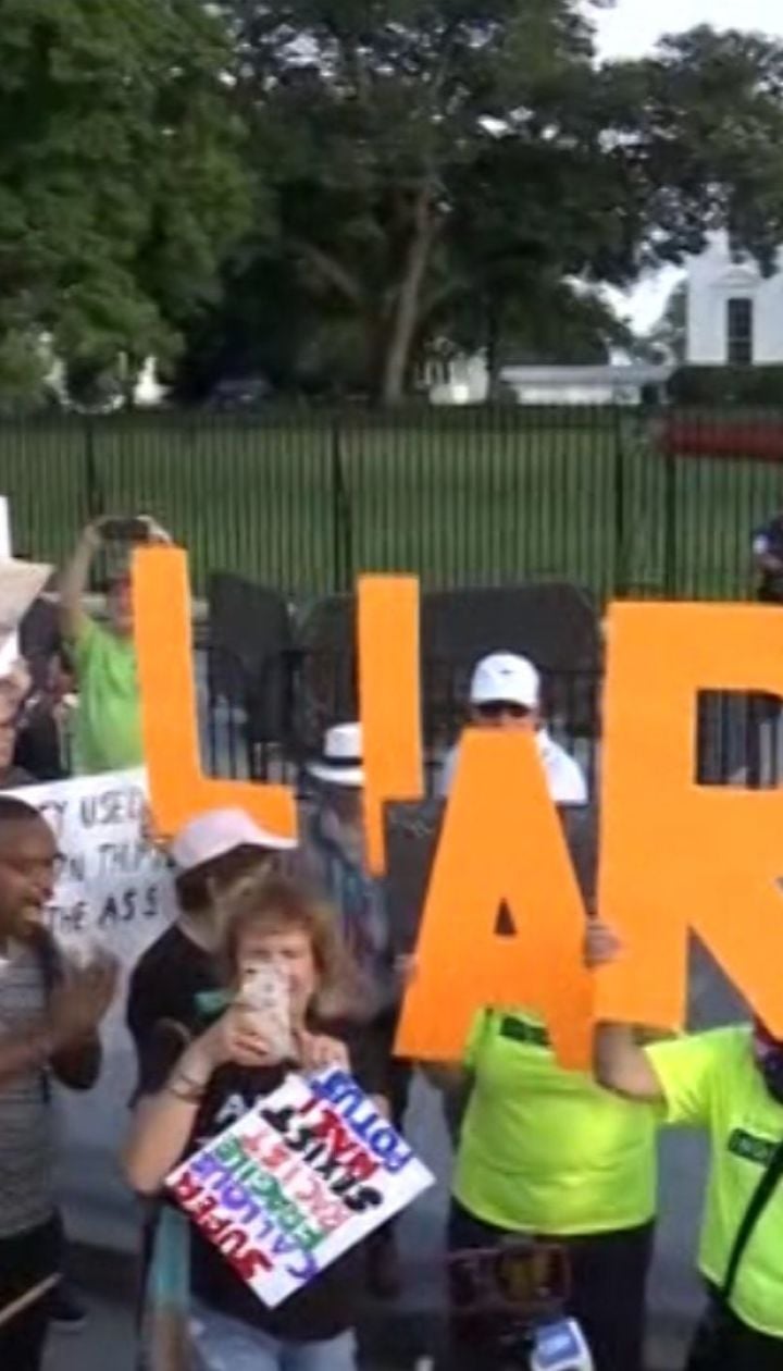   Brothers! Trump after the talks with Putin met protest 