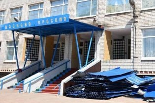 На Луганщині буревій зірвав дах з гімназії, а дощі затопили клас з новим ремонтом за 13 тисяч