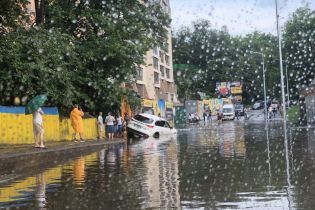 Після потужної зливи Київ перетворився на суцільну калюжу: людям ніяк пройти, топляться автомобілі