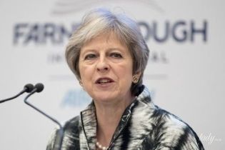 Тереза Мей одягла на авіашоу жакет з психоделічним принтом і леопардові балетки