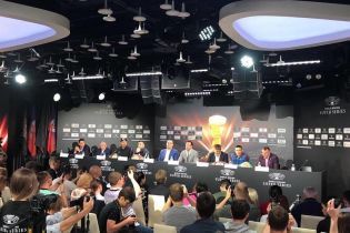 Усик та Гассієв "посверлили" один одного очима перед фіналом WBSS