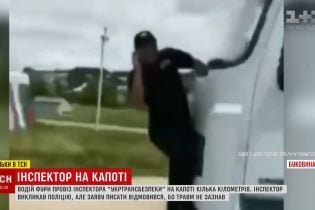 Раптовий розлад шлунку: на Буковині водій фури 5 кілометрів тягнув інспектора на капоті