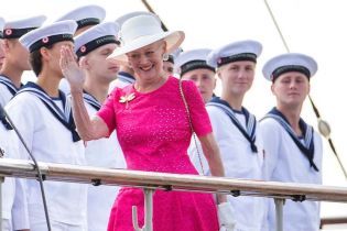 У сукні кольору фуксії та з бабкою на грудях: 78-річна королева Маргрете II вразила своїм літнім образом