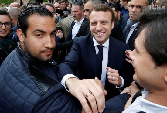 У Франції звільнять голову охорони Макрона за побиття мітингувальників - ЗМІ