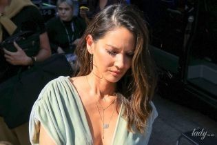 Любить підкреслити декольте: 38-річна Олівія Манн вийшла до шанувальників у відвертому комбінезоні