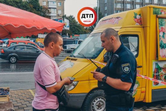 У Києві біля метро продавець шаурми ножем штрикнув клієнта