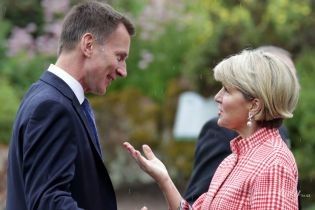 Міністр закордонних справ Австралії прийшла на зустріч у пальті в клітинку і красивих сережках