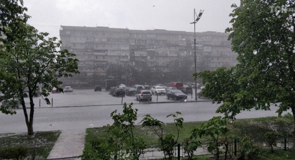 Потужна злива у столиці: автівки плавають затопленими вулицями