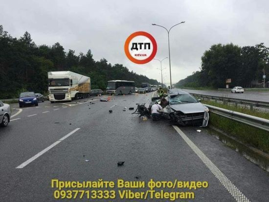 На Київщині легковик на швидкості влетів у вантажівку, загинули жінка й дитина