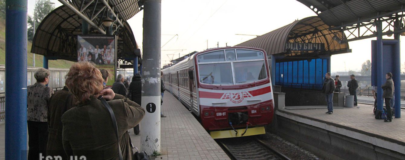 У Києві вандали зупинили електричку і закидали її камінням: є постраждалі