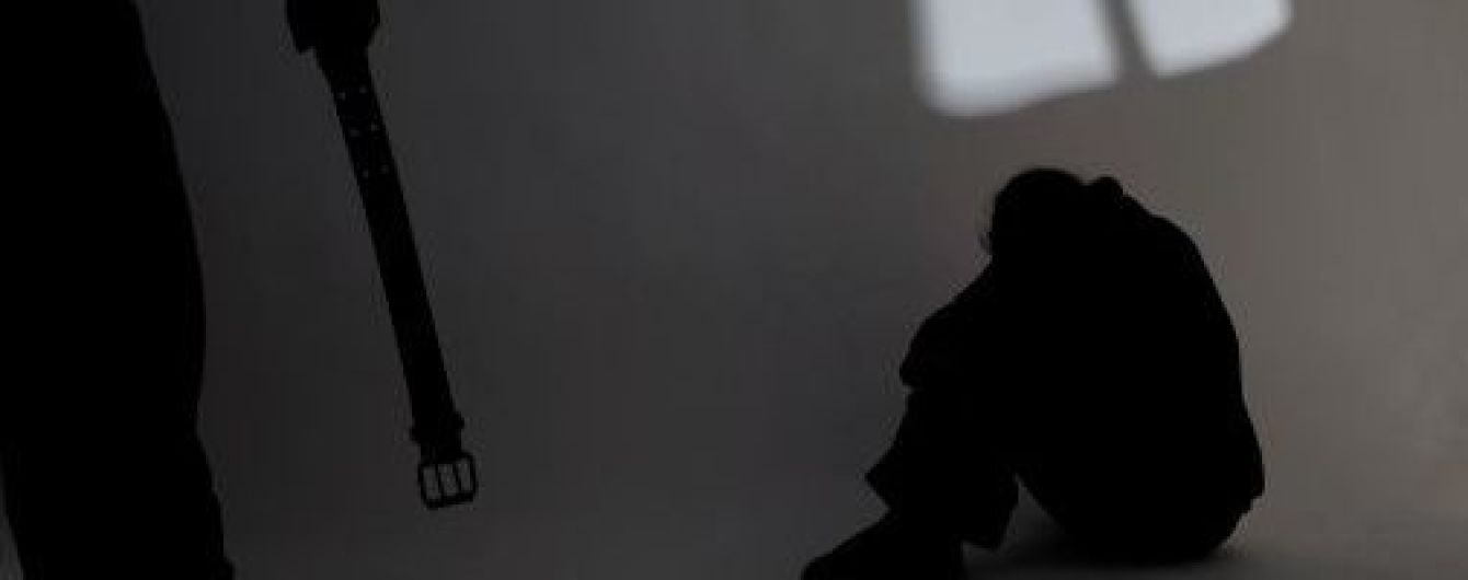 Різала ножем та поливала окропом хлопця: уперше в Британії жінку ув’язнили за домашнє насильство