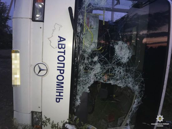 На Дніпропетровщині легковик влетів у рейсовий автобус: двоє загиблих, 13 постраждалих