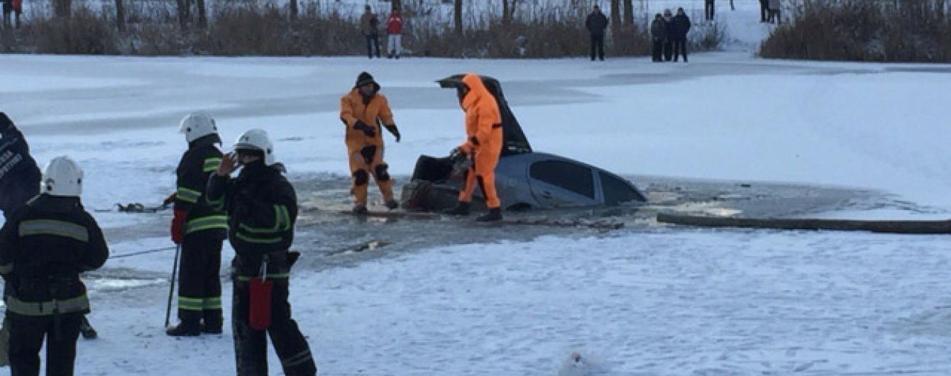 У Полтаві під кригу провалився автомобіль