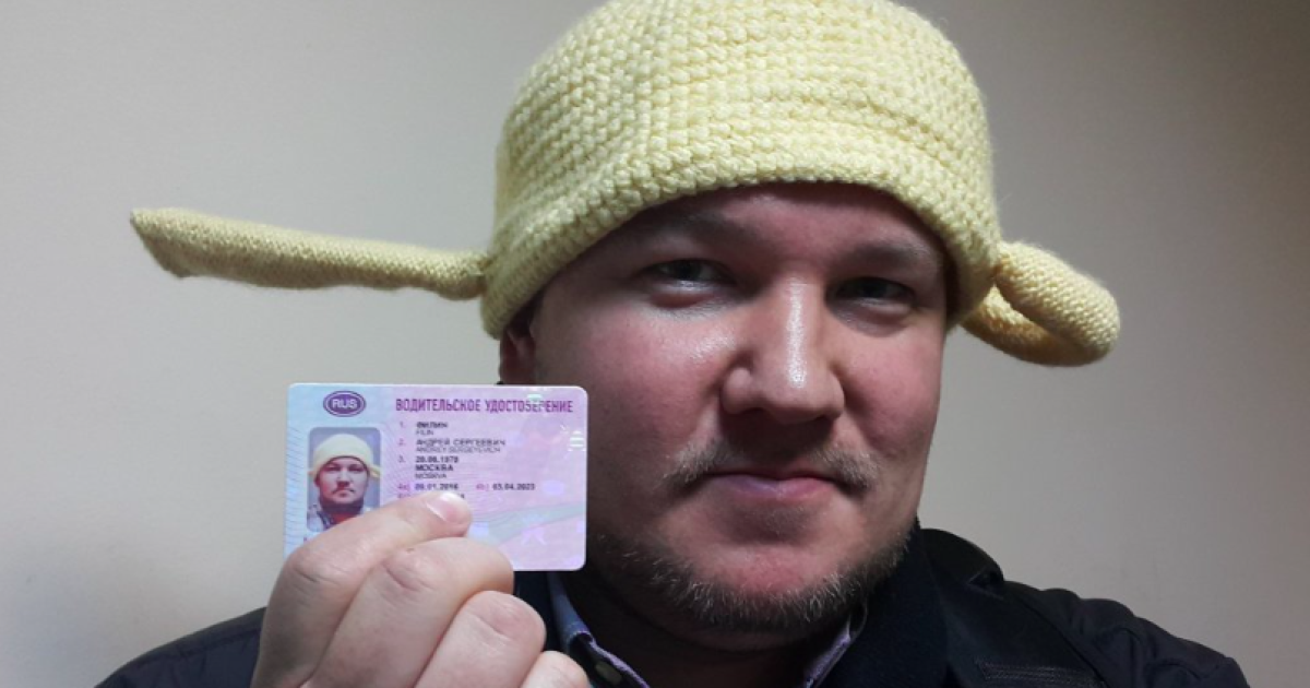 В РФ свидетелю макаронного монстра впервые удалось сфотографироваться в дуршлаге на права