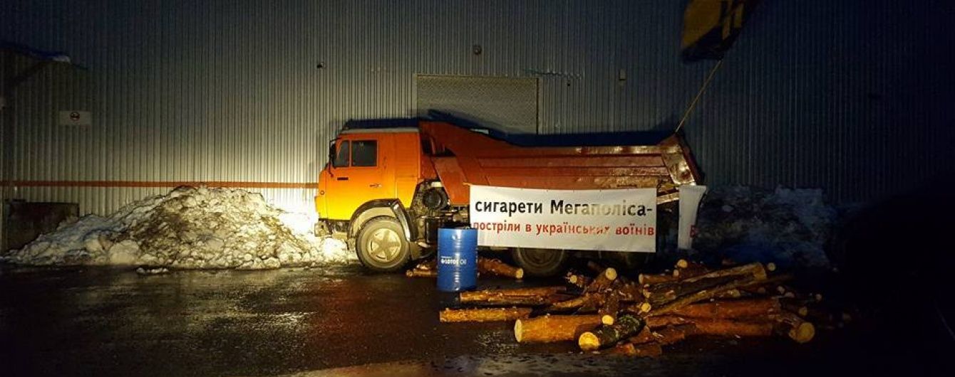 АМКУ взявся за скандального російського постачальника цигарок, роботу якого заблокували активісти