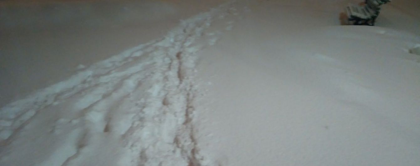 Сніговий колапс у Києві: водіїв просять залишити свої авто, а вантажівкам заборонили в'їзд