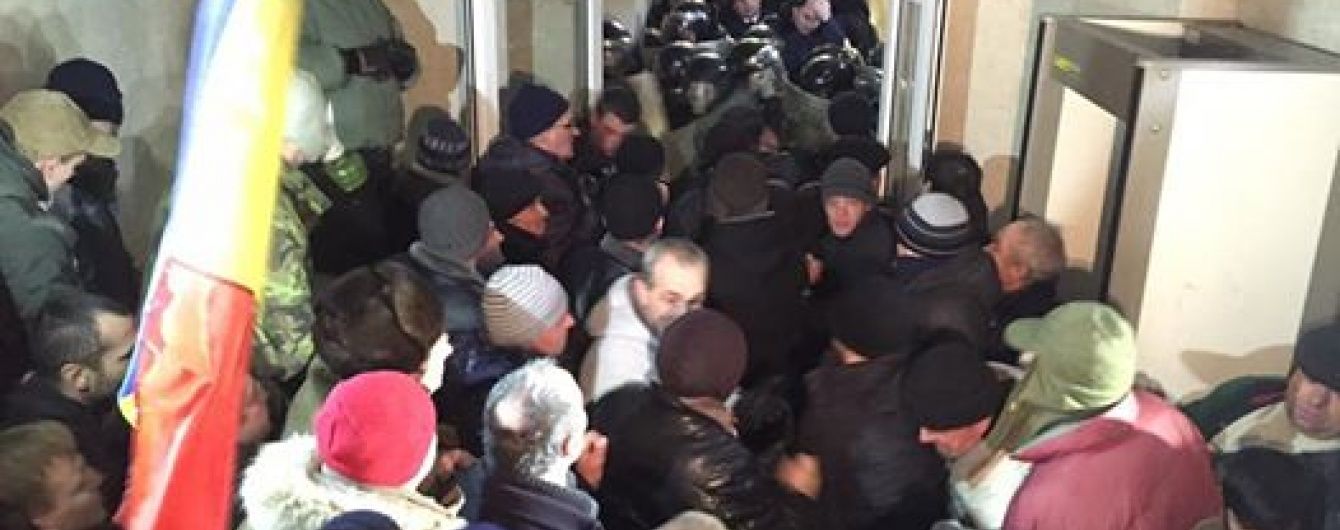 Мітингувальники витіснили поліцію із будівлі молдавського парламенту