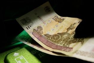 Рубль стрімко впав на тлі анонсованого другого пакету жорстких санкцій США