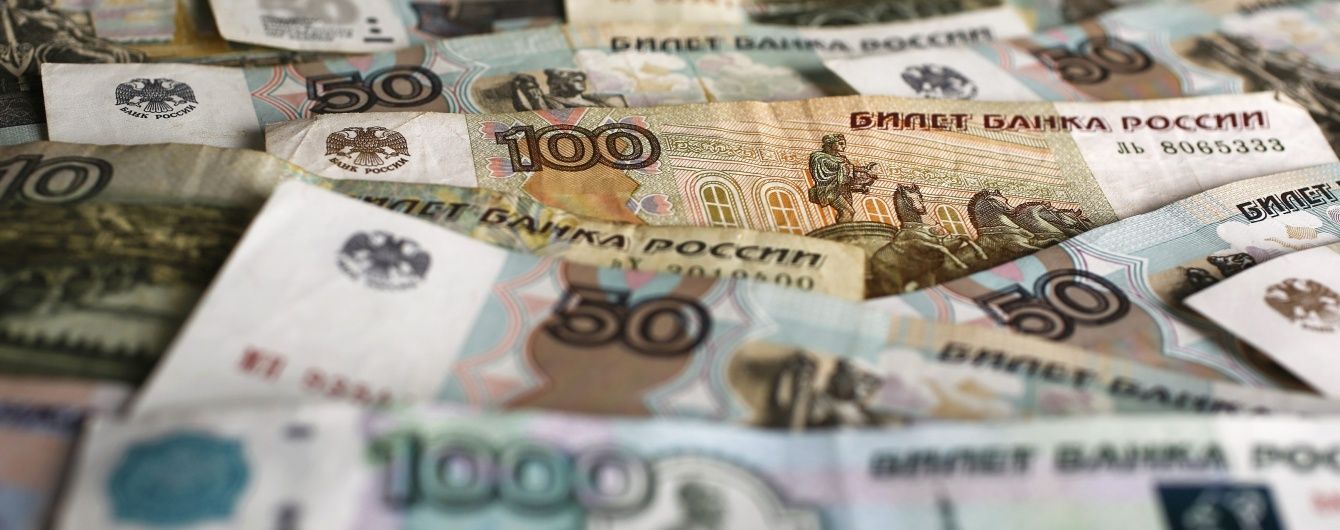 В очікуванні санкцій у РФ обвалилися курс рубля і акції "Сбербанка"