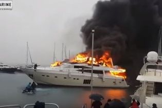 На курорті Туреччини згоріла суперяхта російського бізнесмена