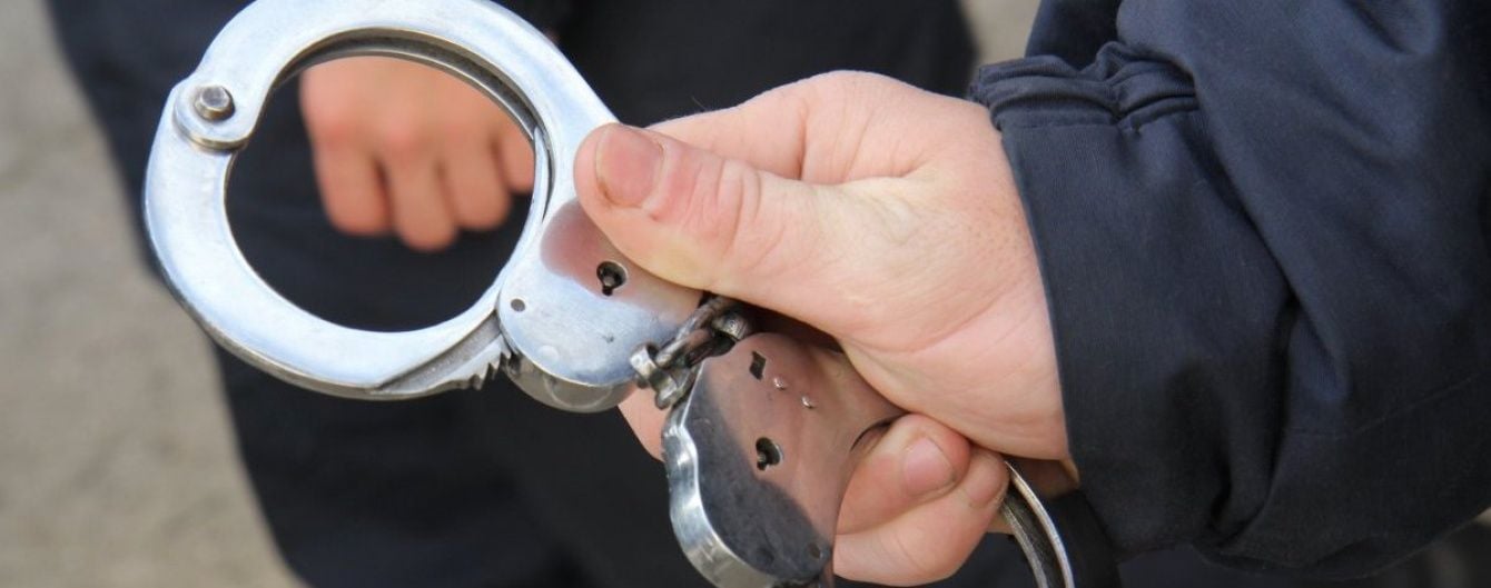 Надели на голову мешок и вывезли из города мужчину: на Волыни задержали банду вымогателей