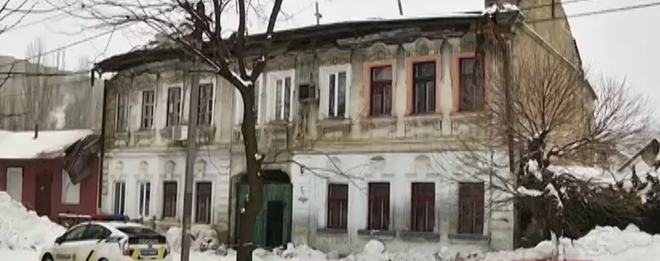 У Миколаєві під вагою снігу обвалився дах багатоквартирного будинку