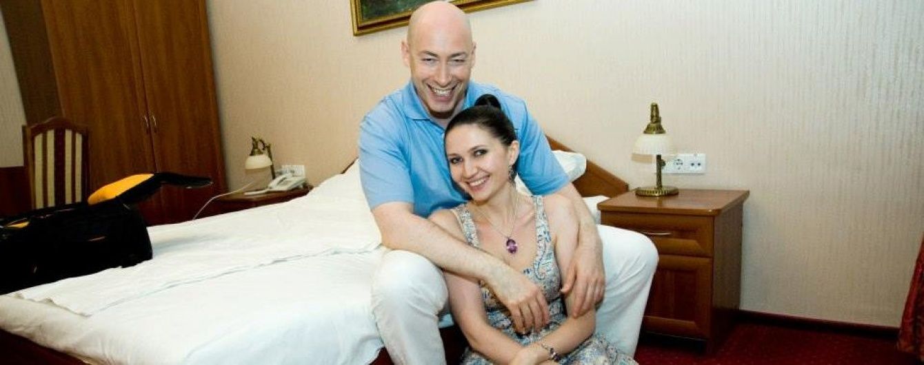 Личная жизнь звезд: Дмитрий Гордон оригинально поздравил жену с днем рождения