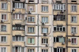 В Киеве женщина выбросила из окна восьмого этажа ребенка и кота, а затем выпрыгнула сама