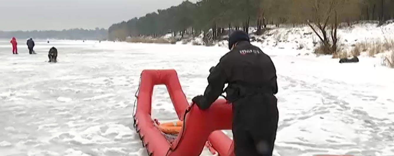 У Каховському водосховищі врятували пару, яку віднесло на крижині