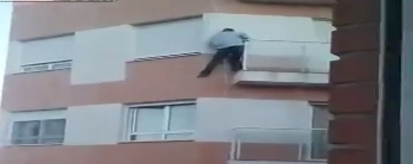 Мережею шириться відео загибелі еквадорця, який ліз у свою квартиру через балкон