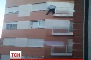 Мережею шириться відео загибелі еквадорця, який ліз у свою квартиру через балкон