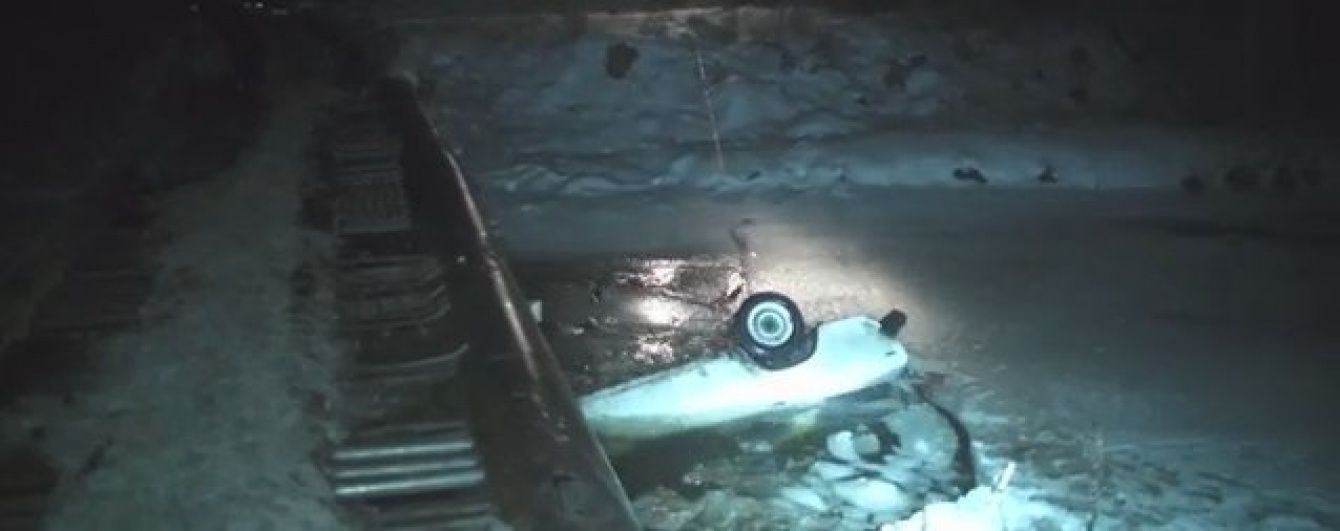 У Харкові легковик провалився під лід: водій загинув